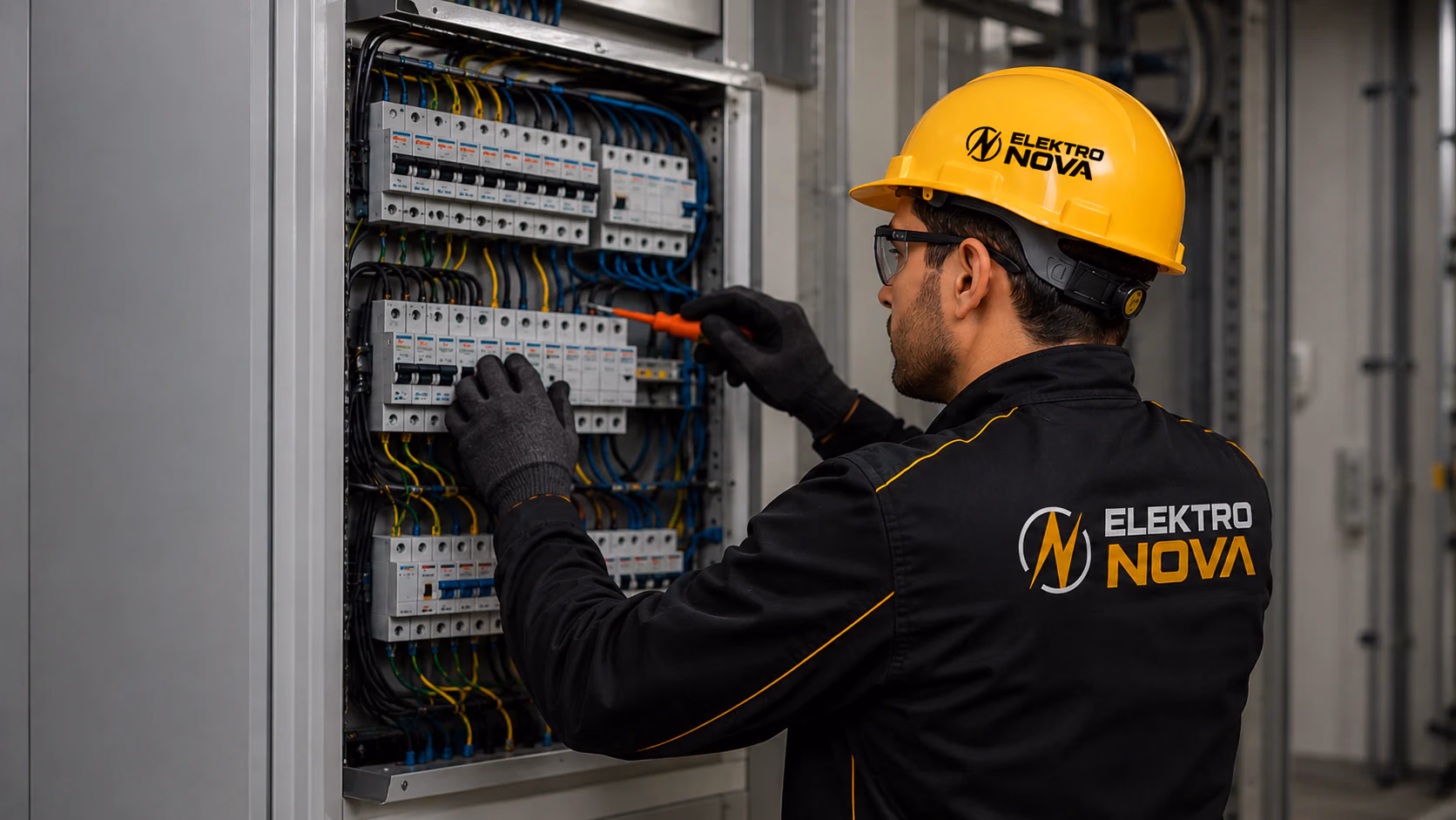 Elektro Nova logolu ekipmanla elektrik panosunda çalışan elektrik ustası